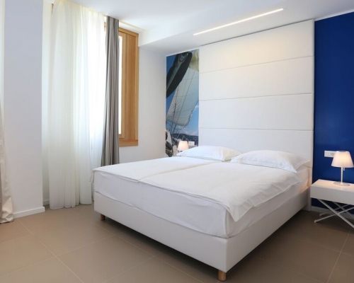 Deluxe double room with city view St-001
